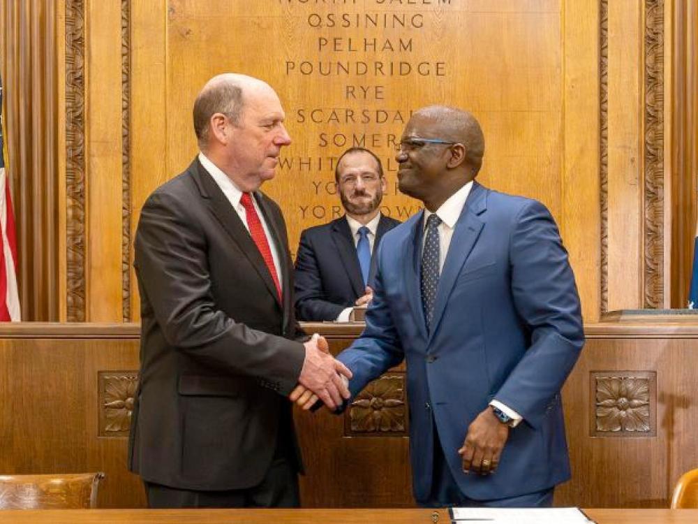 President Schmidt shakes hands with Westchester County Executive, Ken Jenkins